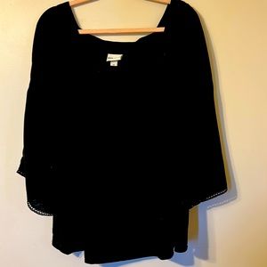 Black 3/4 shelve blouse